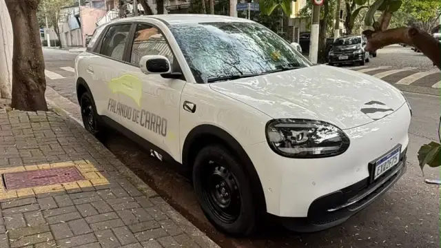 Omoda QQ branco de frente estacionado na rua