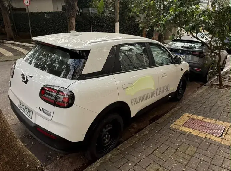 Omoda QQ branco de traseira estacionado na rua