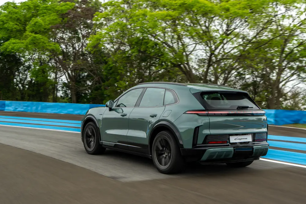 Porsche Cayenne Eletric verde de traseira andando na pista