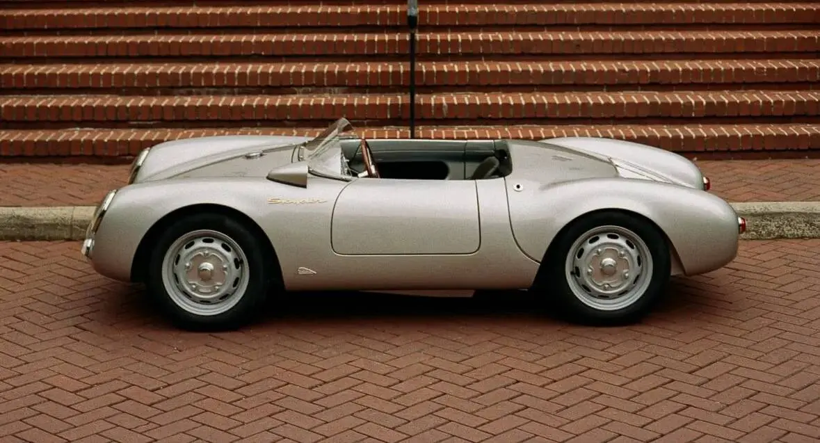 Miniatura elétrica do Porsche 550 Spyder prata de lateral 