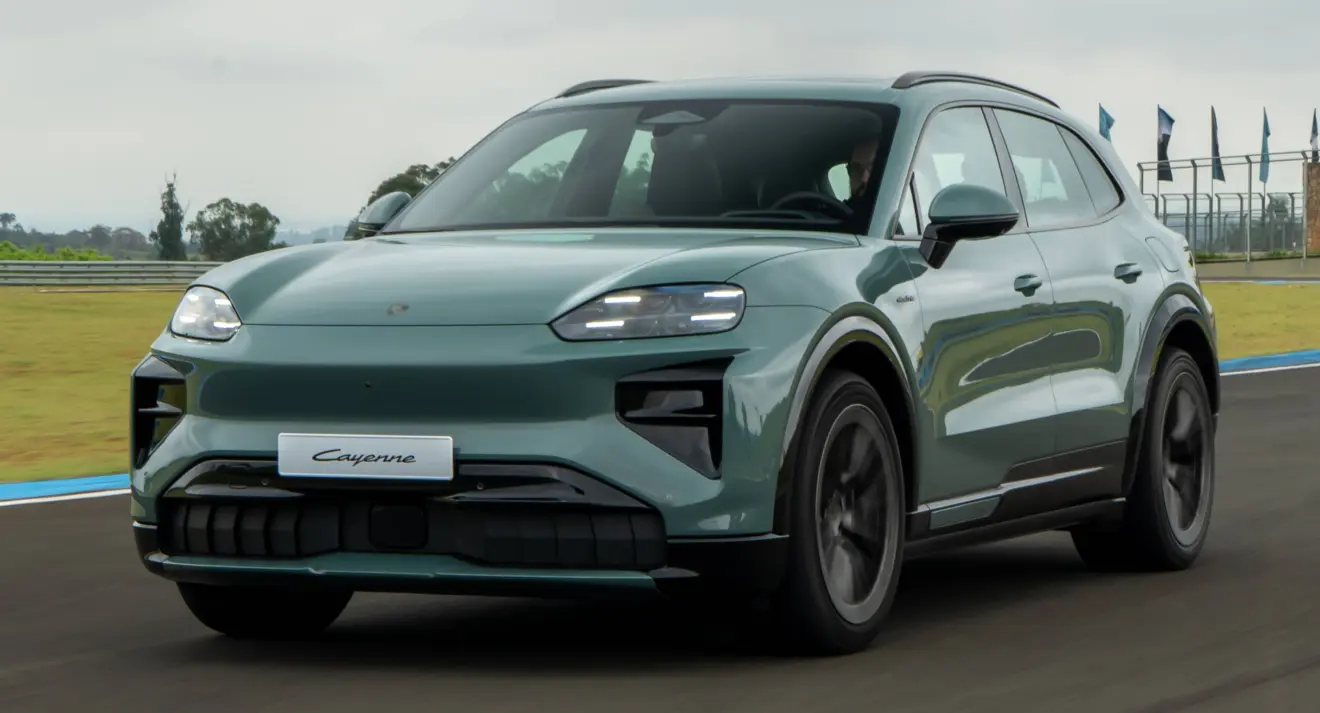 Porsche Cayenne Eletric verde de frente andando na pista