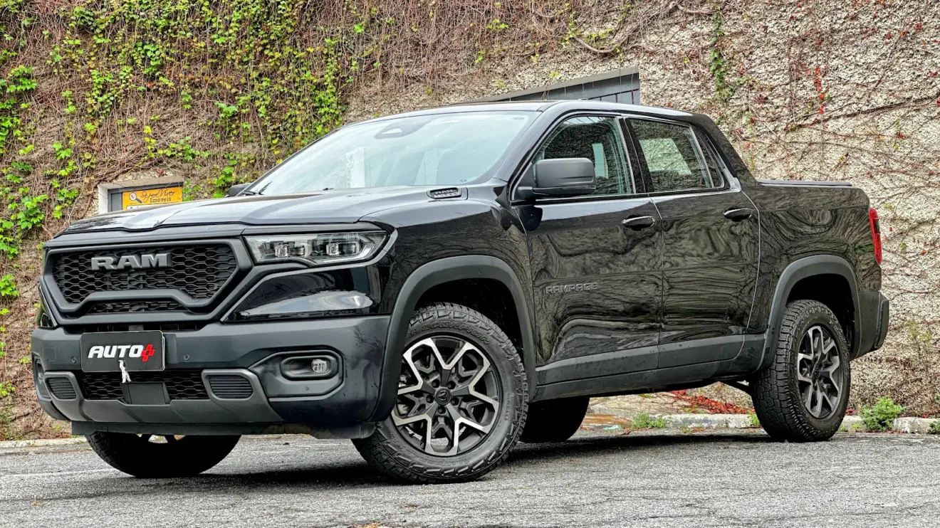 Caminhonete Ram Rampage Rebel 2.2 preta parada de frente