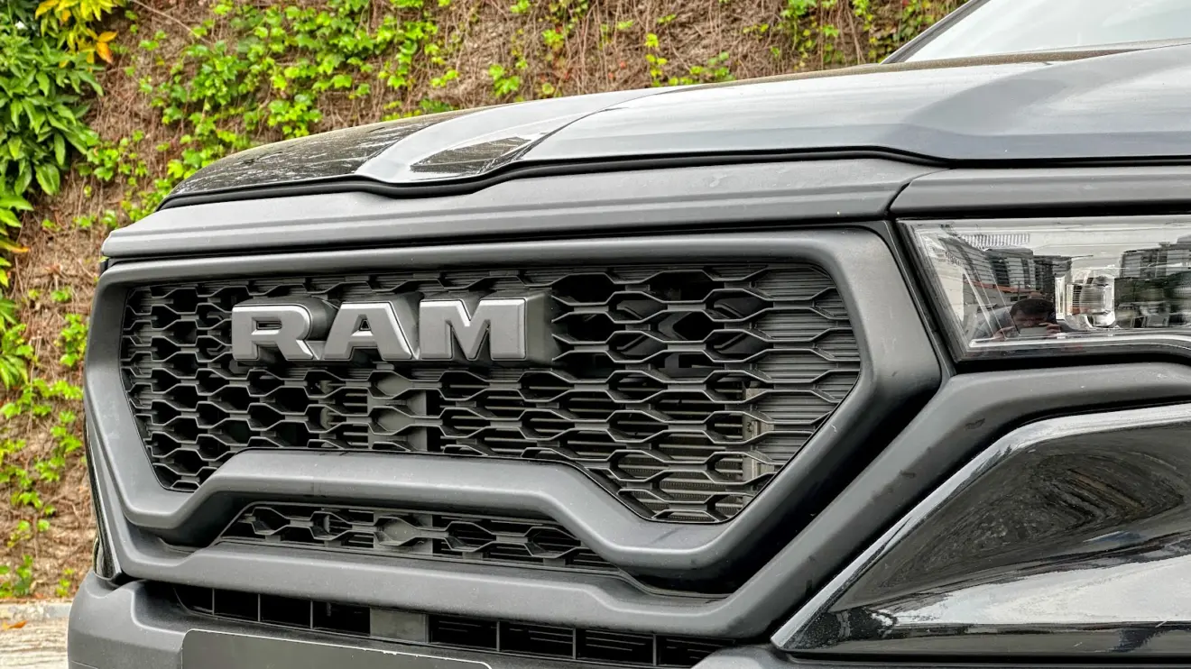 Ram Rampage Rebel 2.2 preta parada de lateral