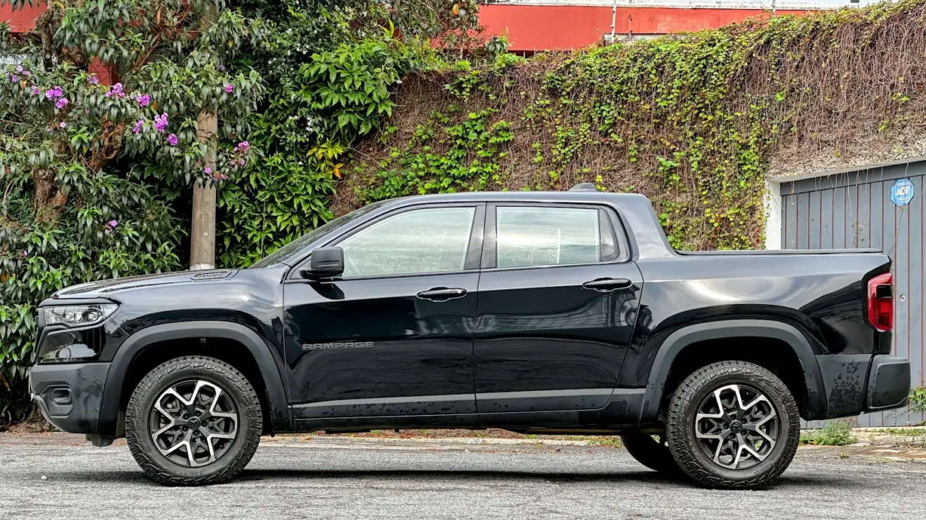 Ram Rampage Rebel 2.2 preta parada de lateral