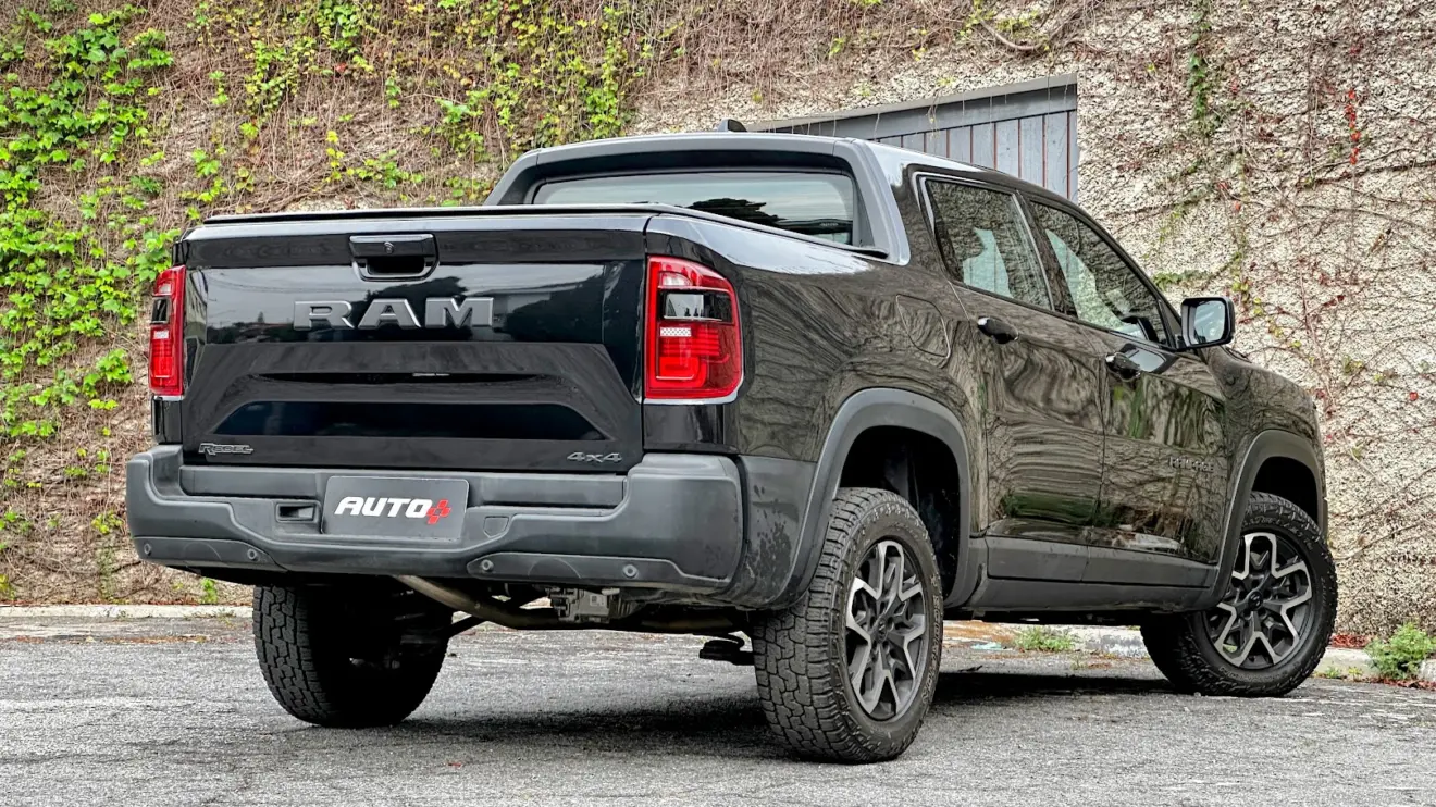 Ram Rampage Rebel 2.2 preta parada de traseira