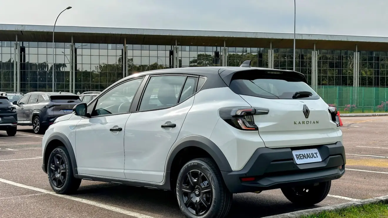 Renault Kardian Vibe branco parado de traseira