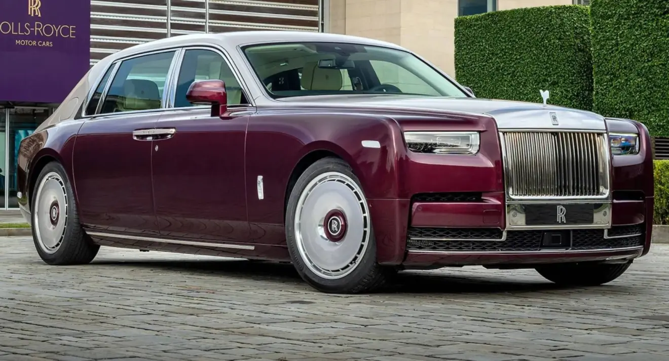 Rolls-Royce Phantom Hummingbird vermelho e creme parado de frente