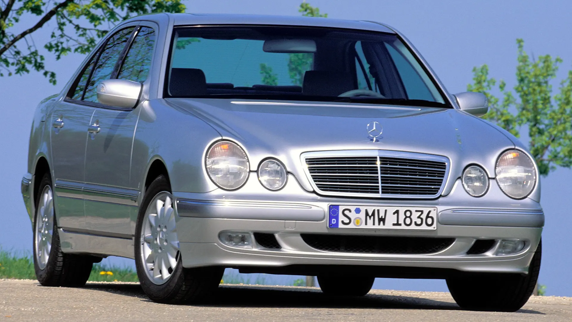 Carro Mercedes-Benz Classe E prata parado de frente