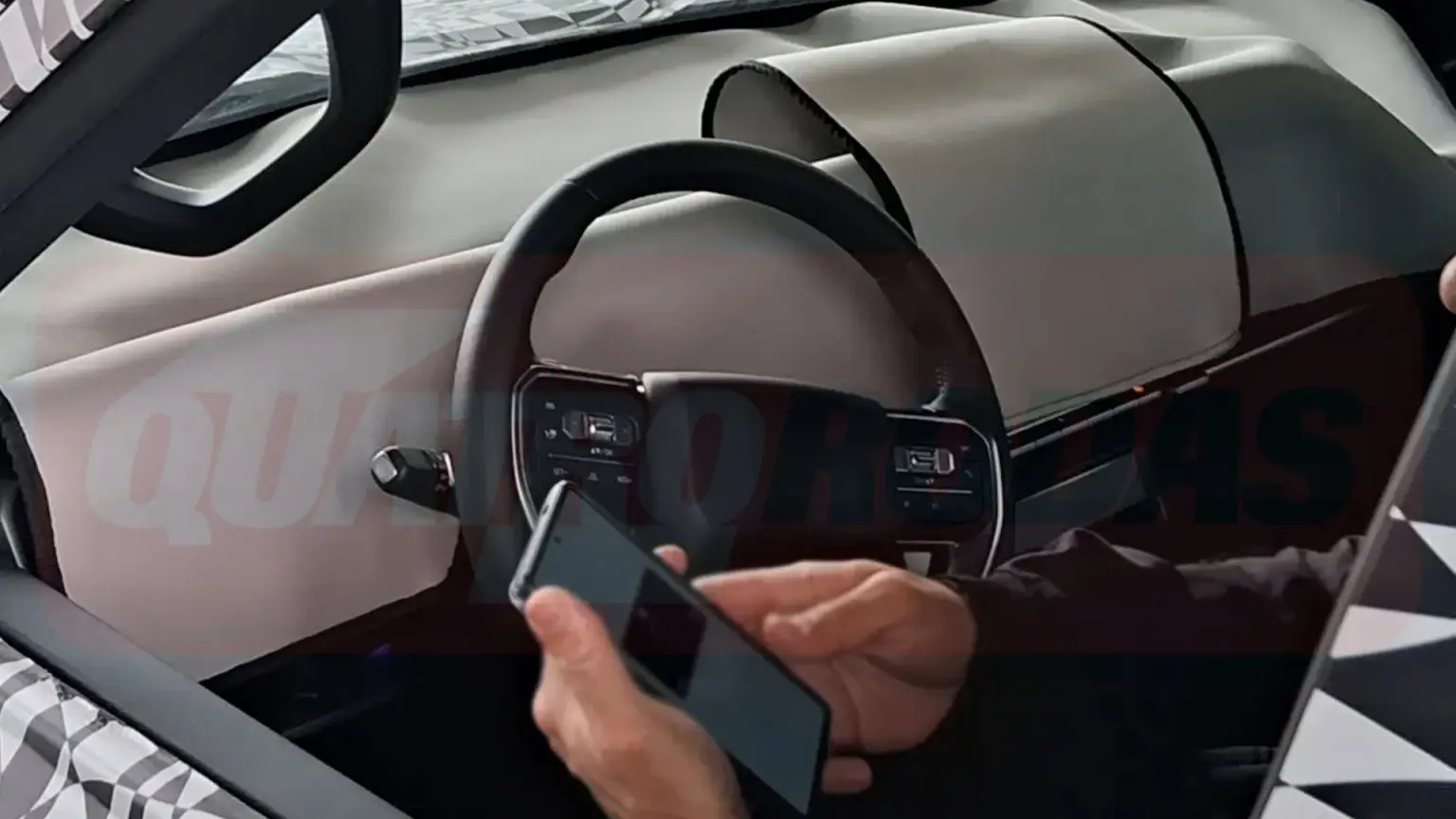 Interior Volkswagen Amarok 2028 de noite com três telas