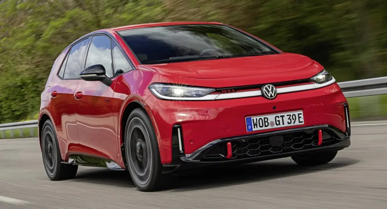Volkswagen ID.3 GTI vermelho de frente na estrada