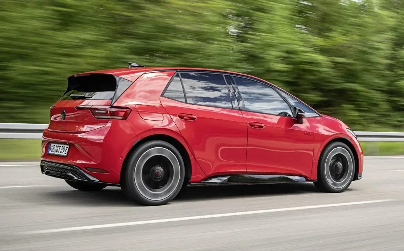 Volkswagen ID.3 GTI vermelho de lateral na estrada