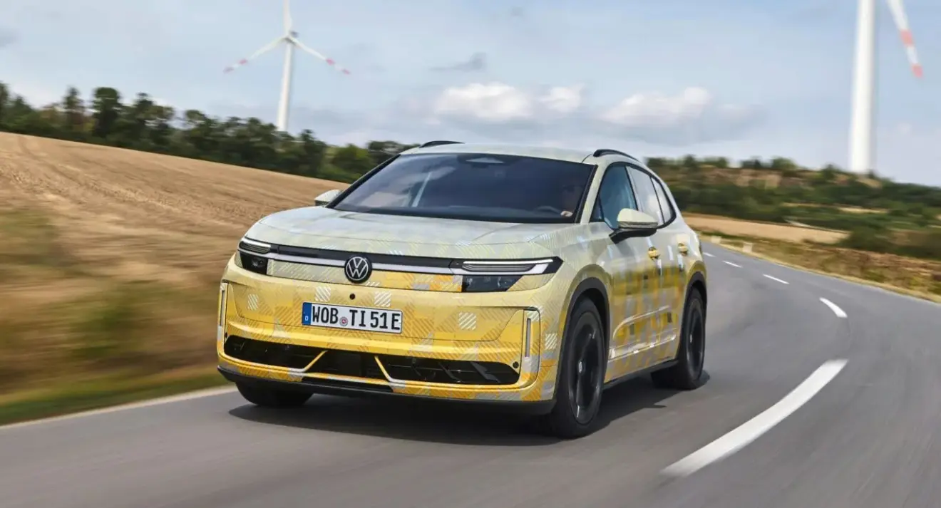 Volkswagen ID.Tiguan camuflado de dianteira andando na estrada
