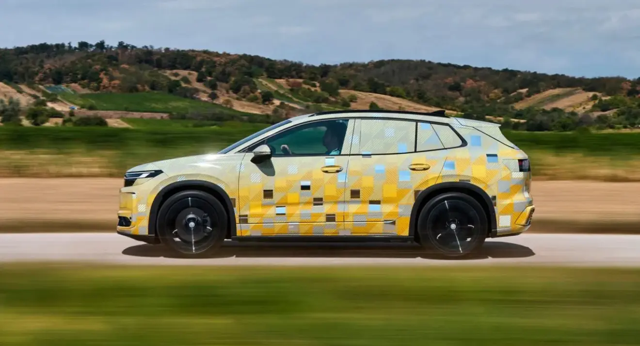 Volkswagen ID.Tiguan camuflado de lateral andando na estrada
