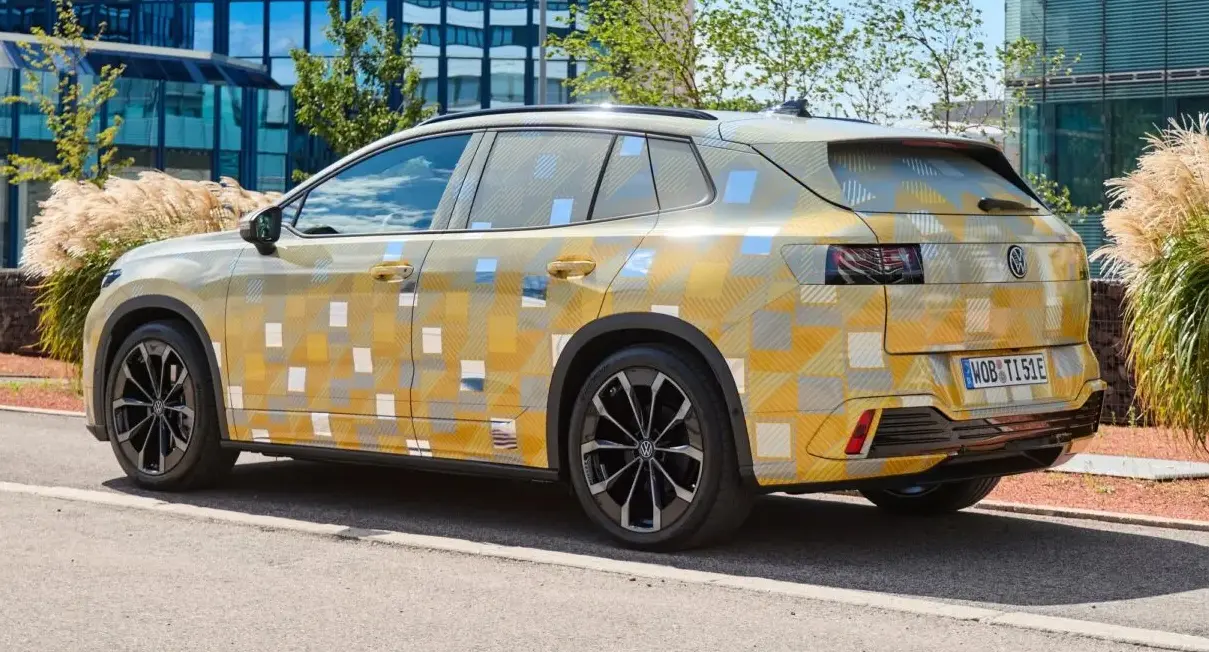 Volkswagen ID.Tiguan camuflado de traseira parado na cidade