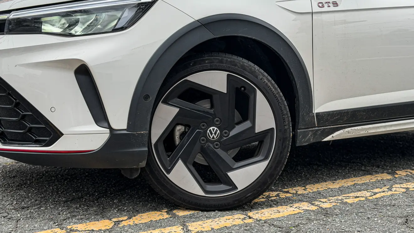 Volkswagen Nivus GTS branco estático detalhes para avaliação e teste