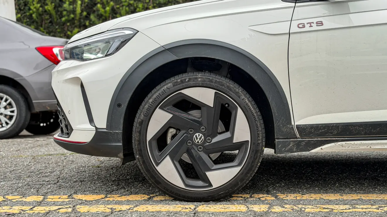 Volkswagen Nivus GTS branco estático detalhes para avaliação e teste