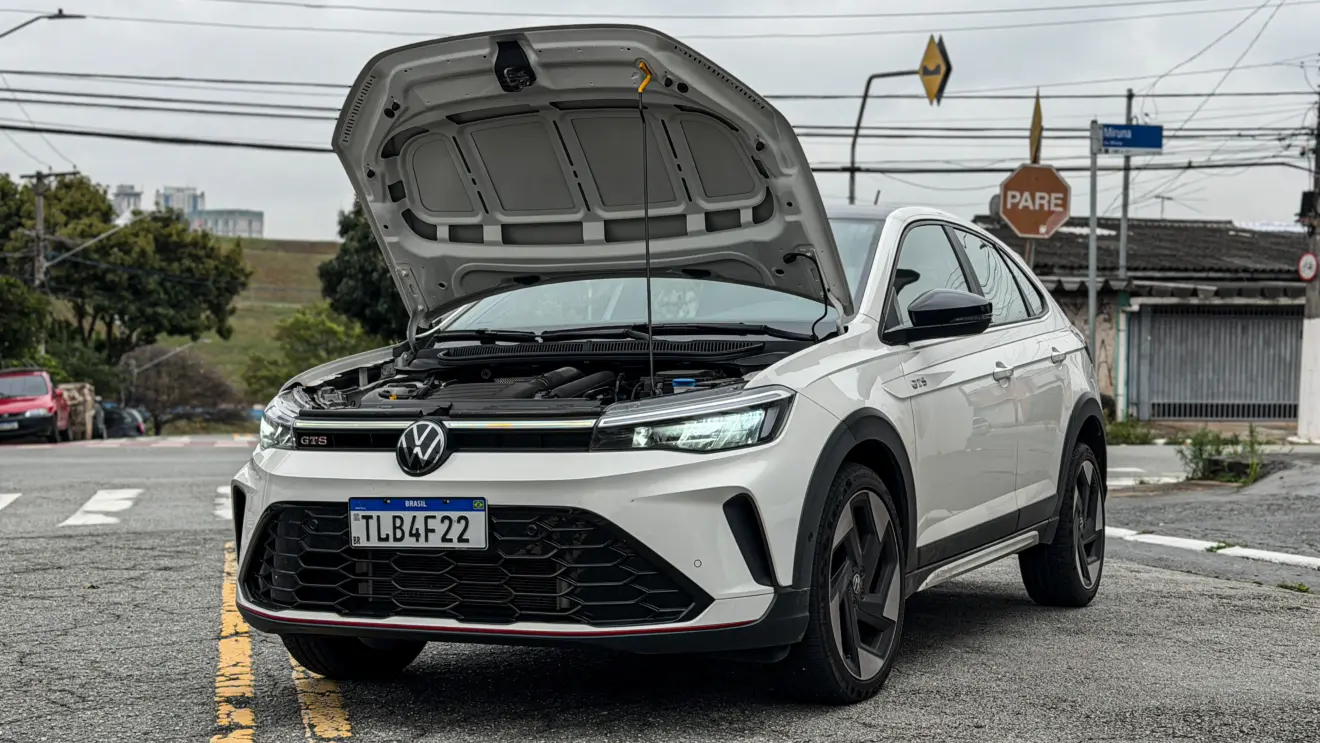 Volkswagen Nivus GTS branco estático na rua para avaliação