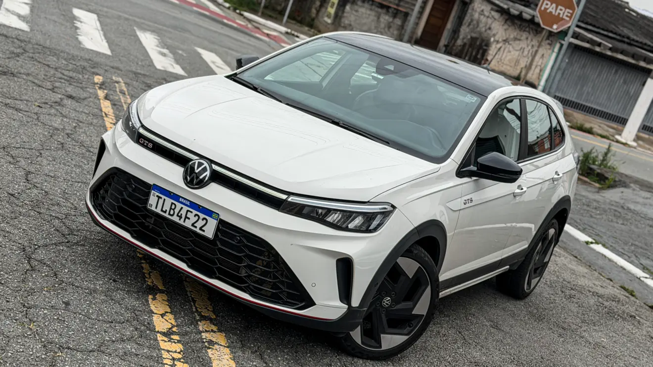 Volkswagen Nivus GTS branco estático na rua para avaliação