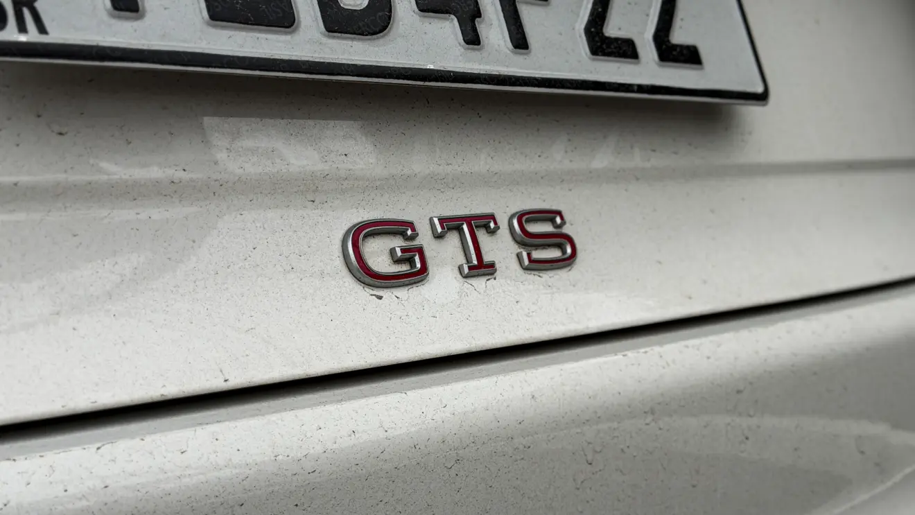 Volkswagen Nivus GTS branco estático detalhes para avaliação e teste