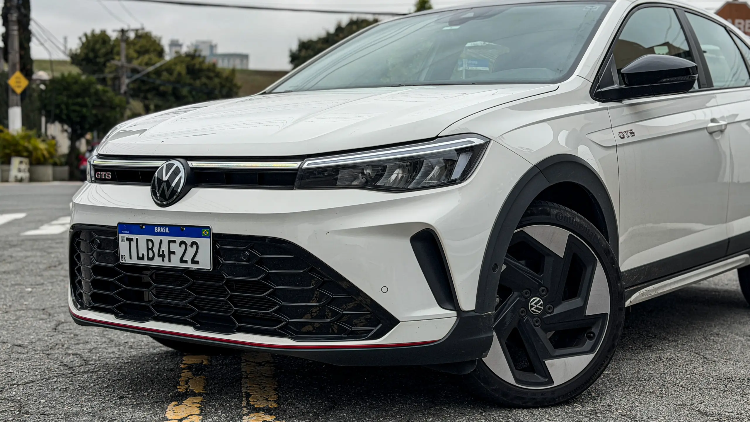 Volkswagen Nivus GTS branco estático na rua para avaliação