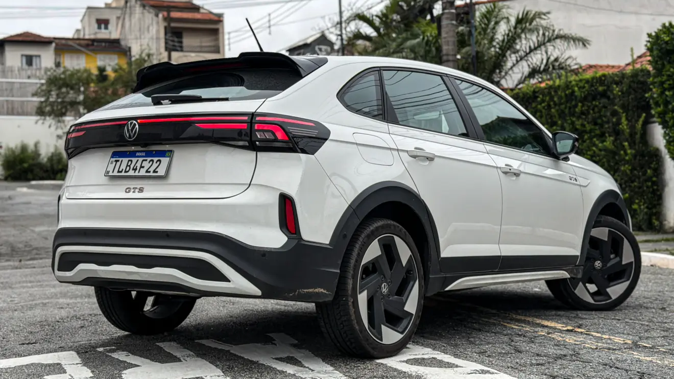 Volkswagen Nivus GTS branco estático na rua para avaliação