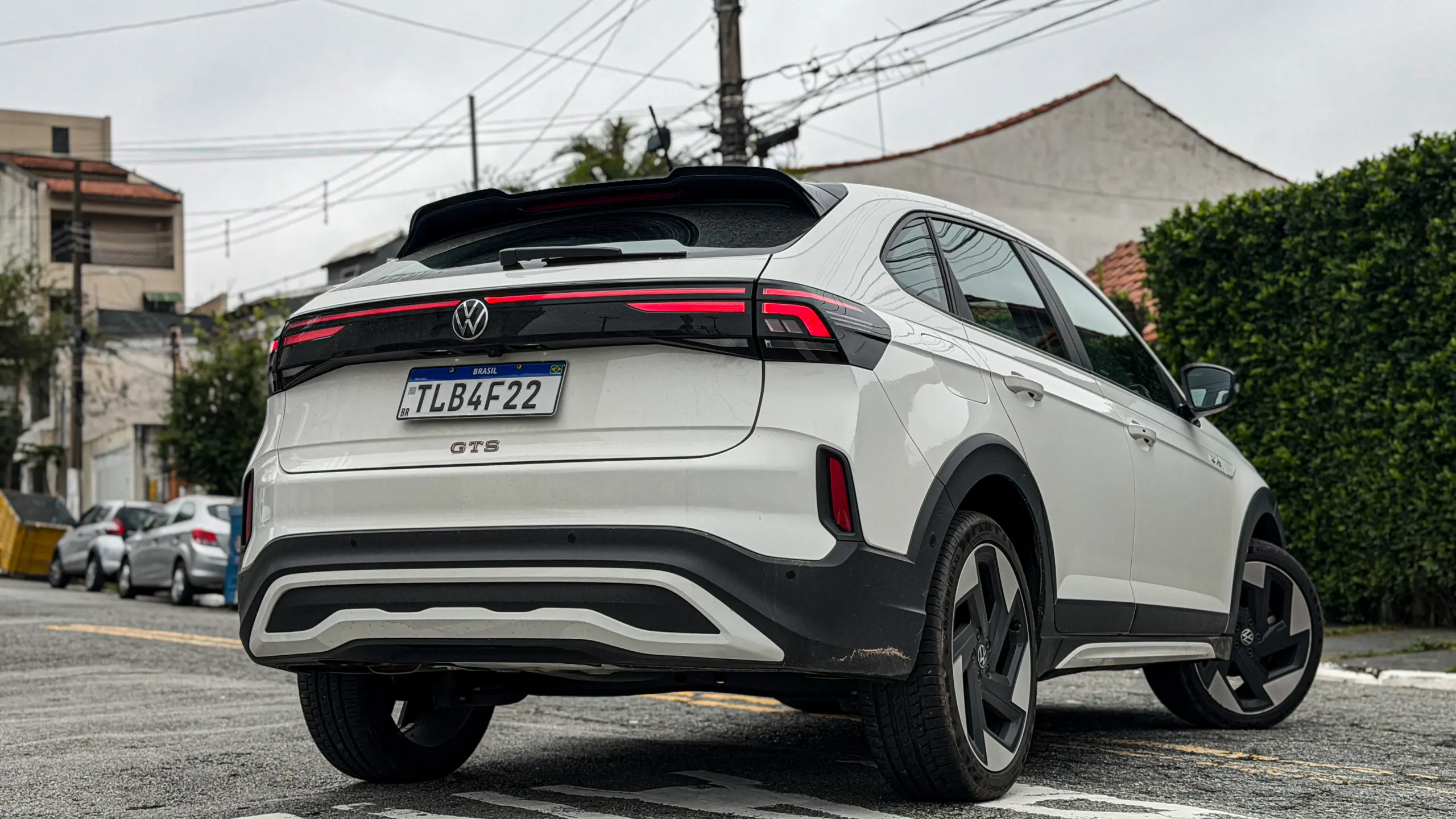 Volkswagen Nivus GTS branco estático na rua para avaliação