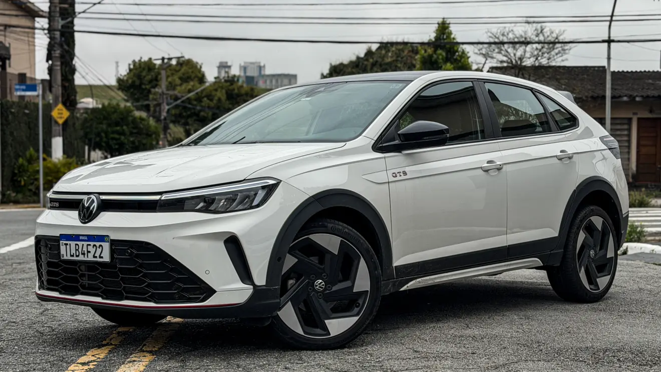 Volkswagen Nivus GTS branco estático na rua para avaliação