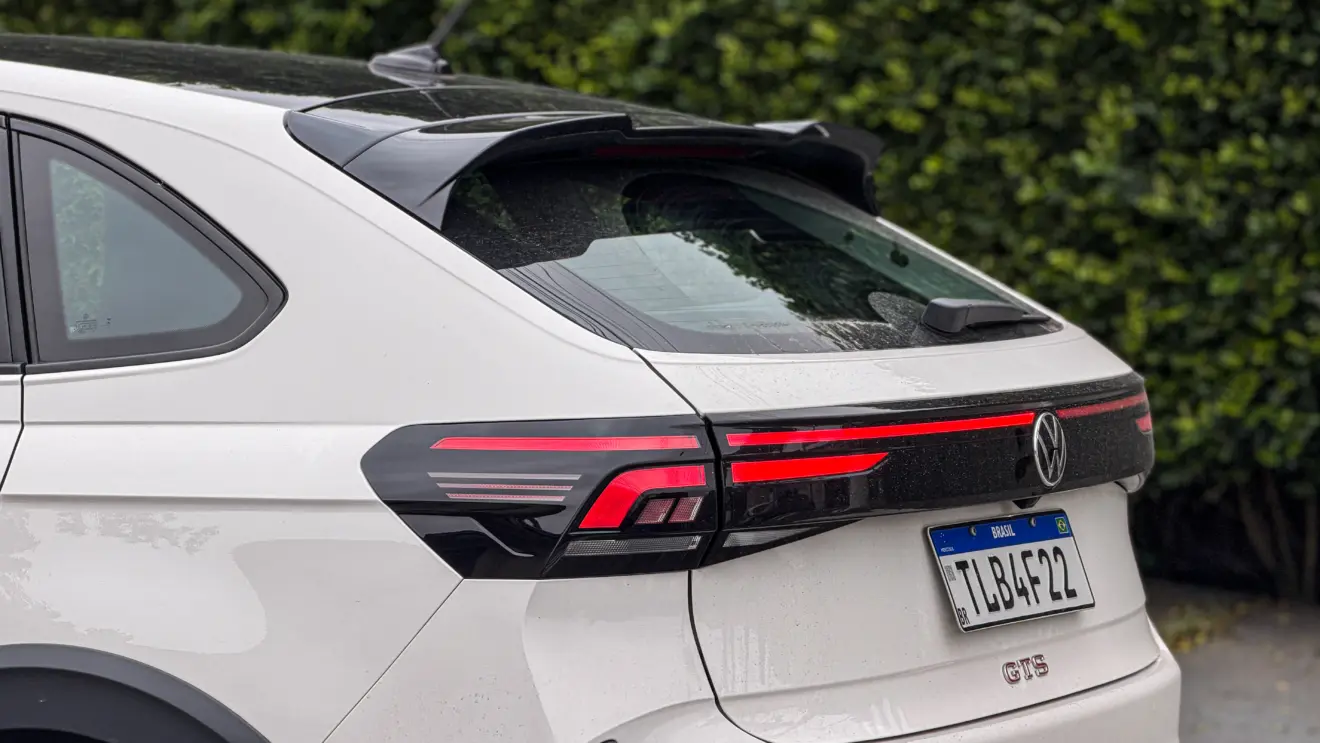 Volkswagen Nivus GTS branco estático detalhes para avaliação e teste