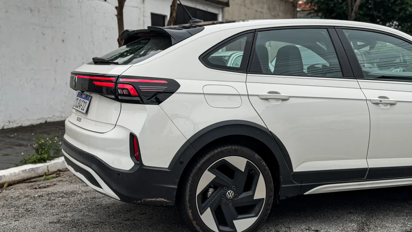 Volkswagen Nivus GTS branco estático na rua para avaliação