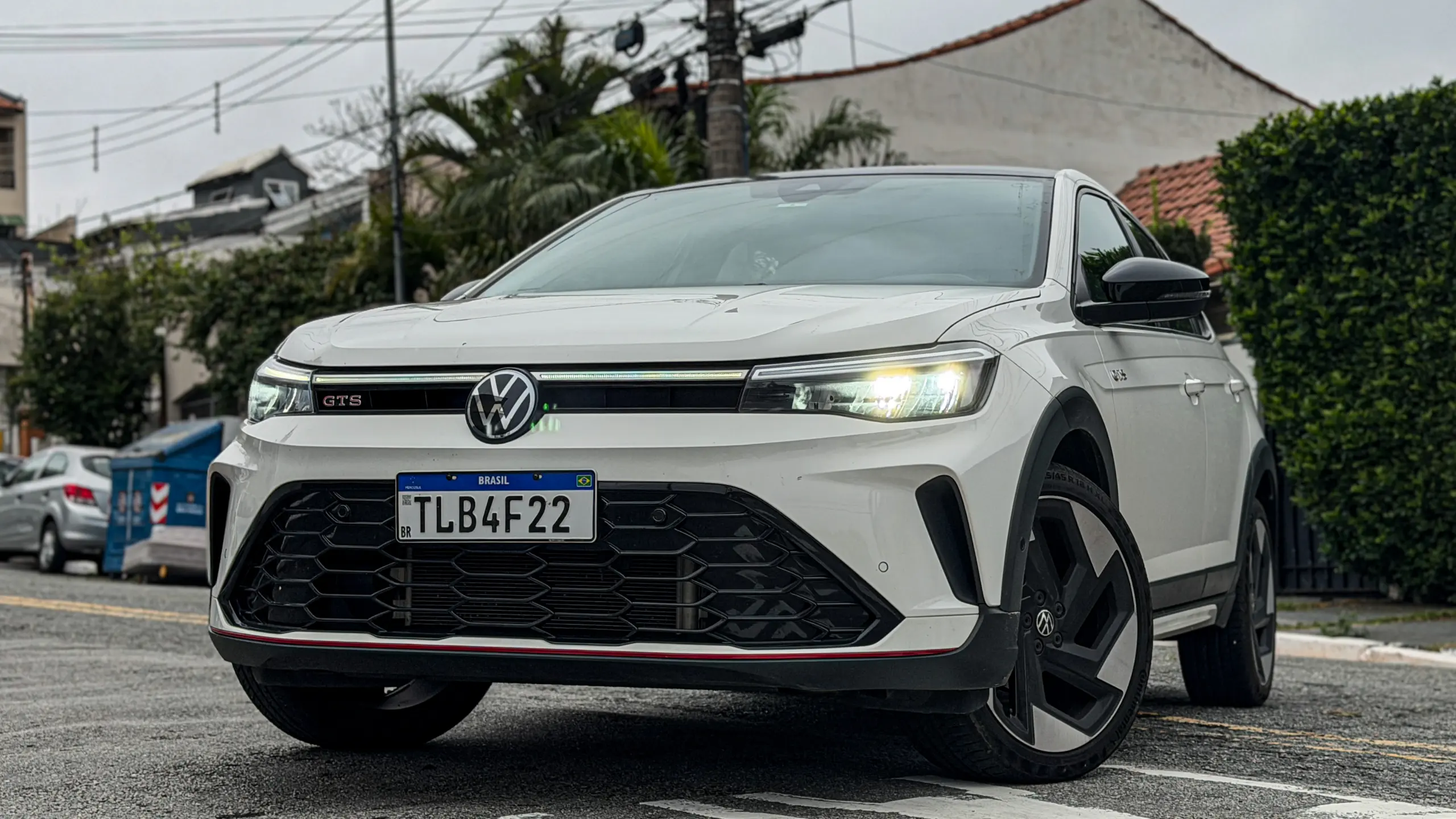 Volkswagen Nivus GTS branco estático na rua para avaliação
