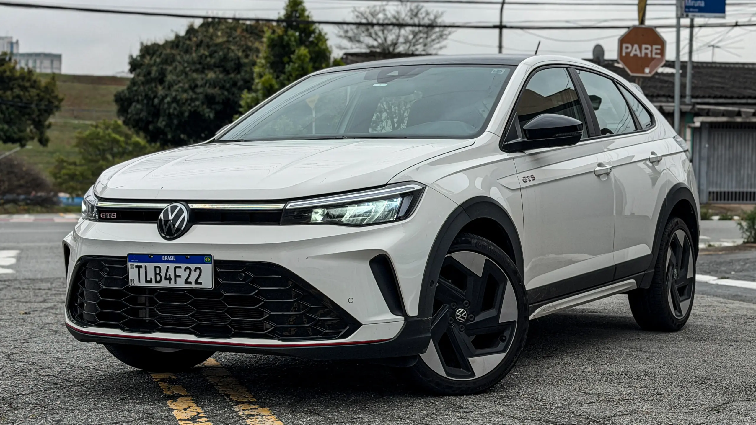 Volkswagen Nivus GTS branco estático na rua para avaliação