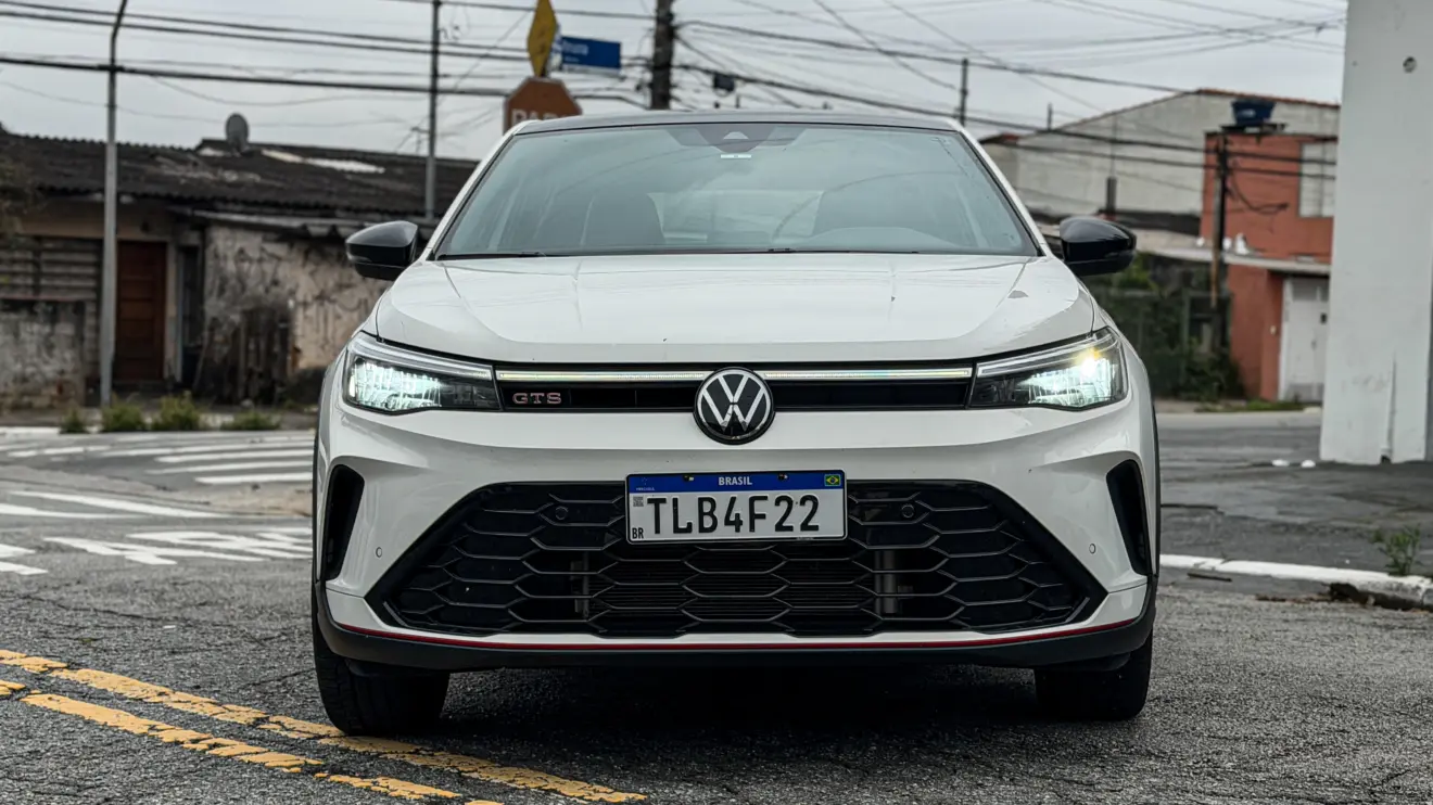 Volkswagen Nivus GTS branco estático na rua para avaliação