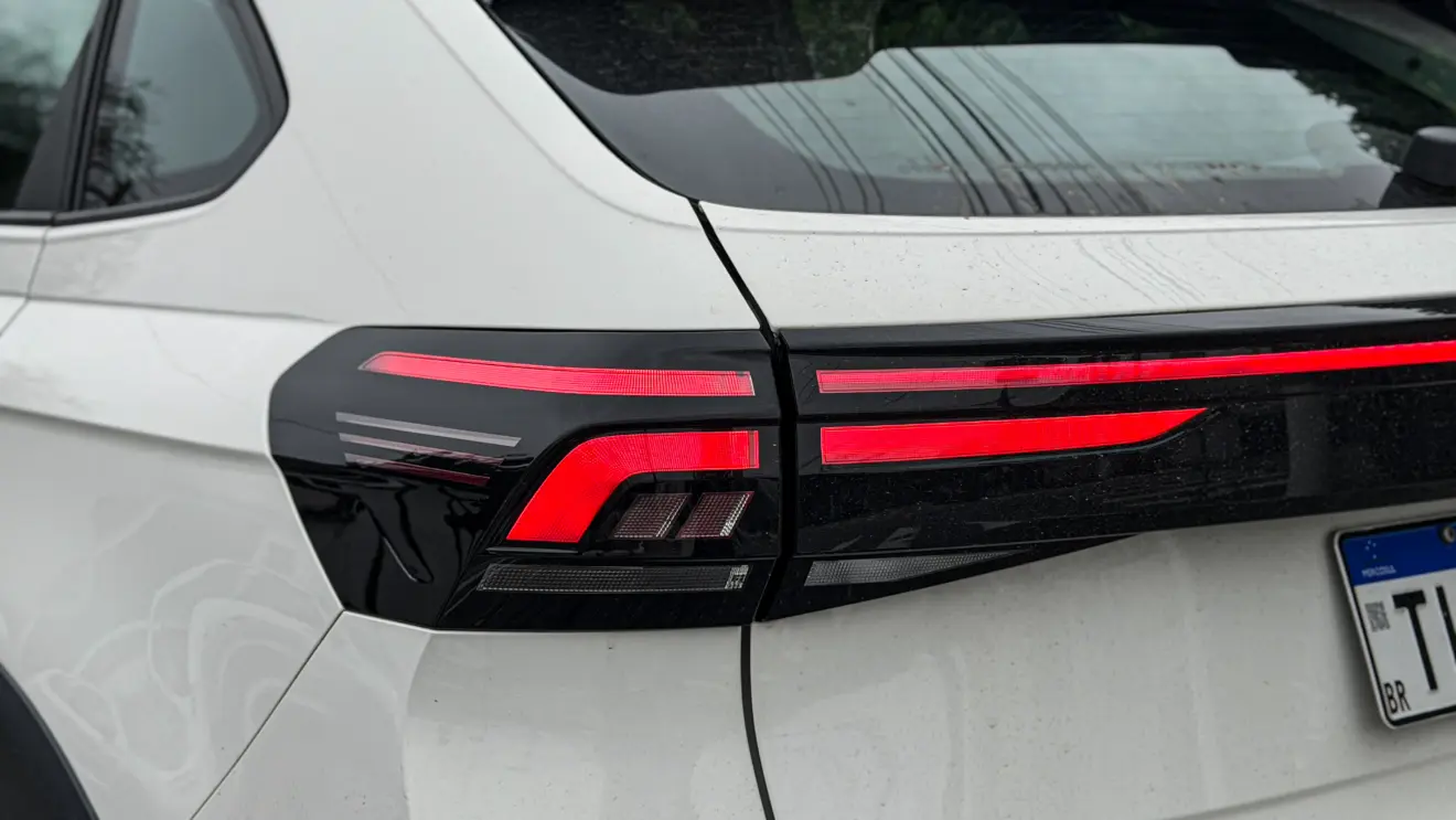 Volkswagen Nivus GTS branco estático detalhes para avaliação e teste