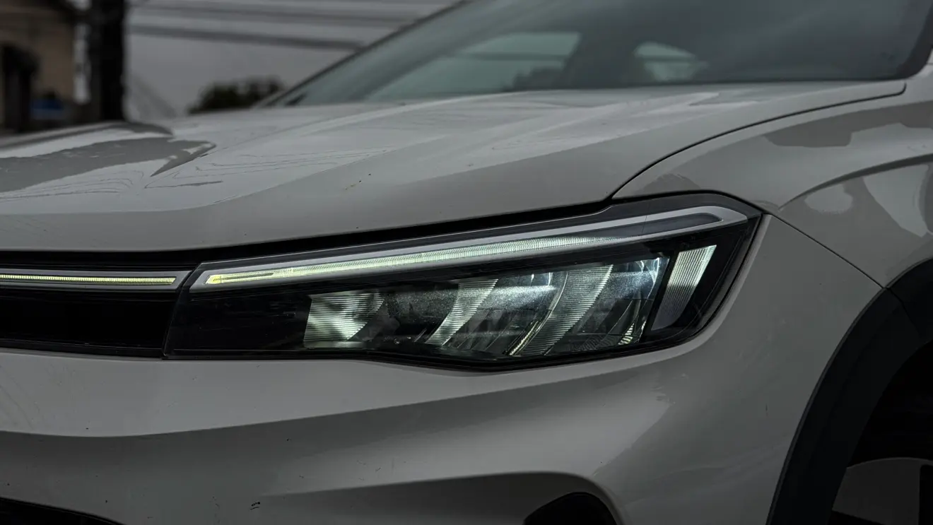 Volkswagen Nivus GTS branco estático detalhes para avaliação e teste