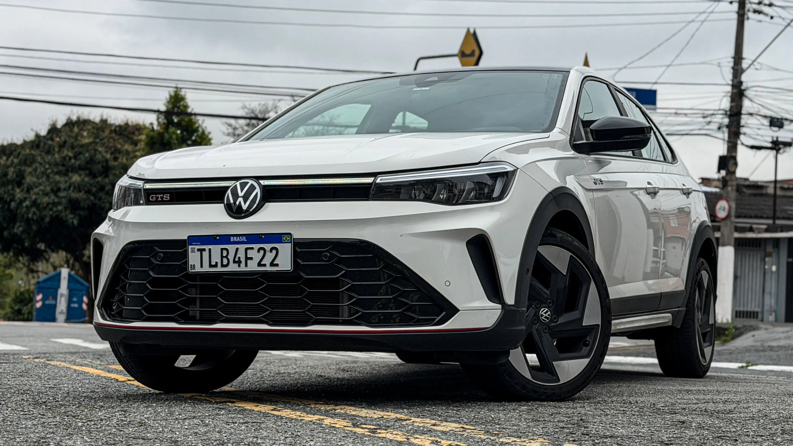 Volkswagen Nivus GTS branco estático na rua para avaliação
