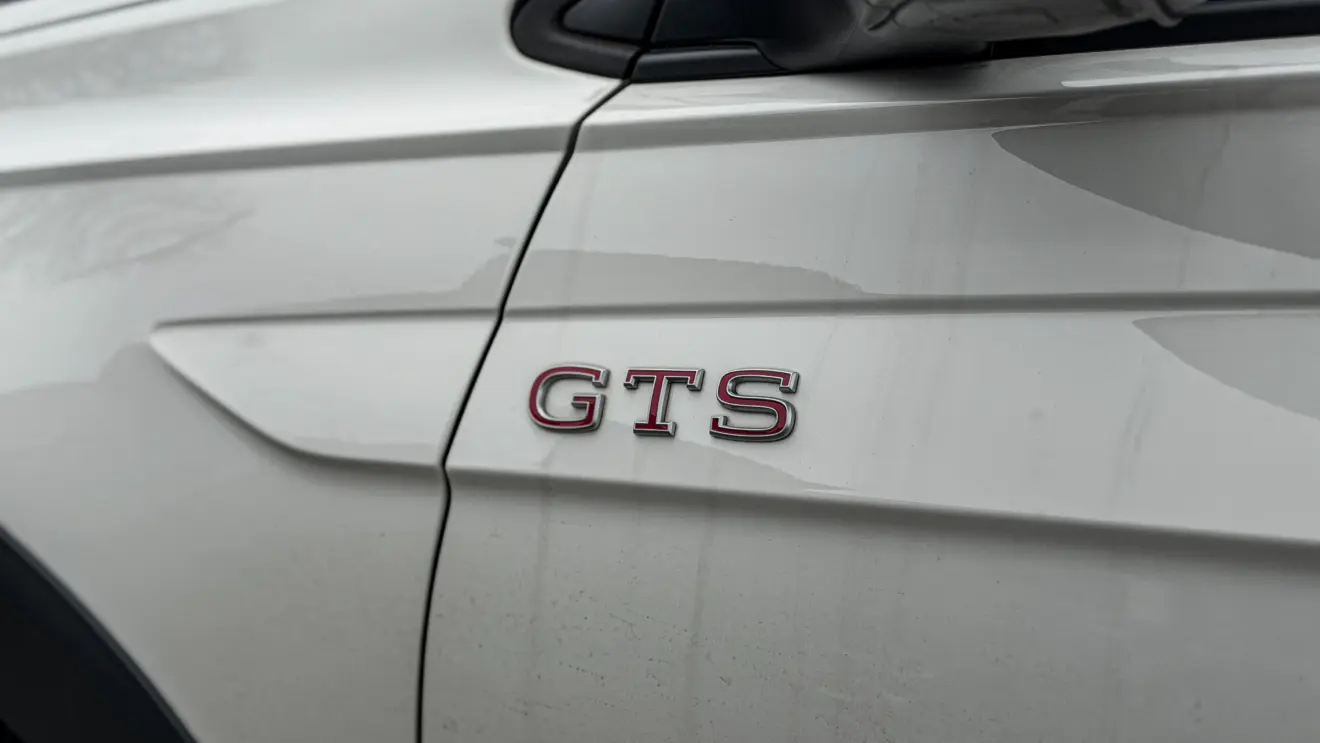 Volkswagen Nivus GTS branco estático detalhes para avaliação e teste