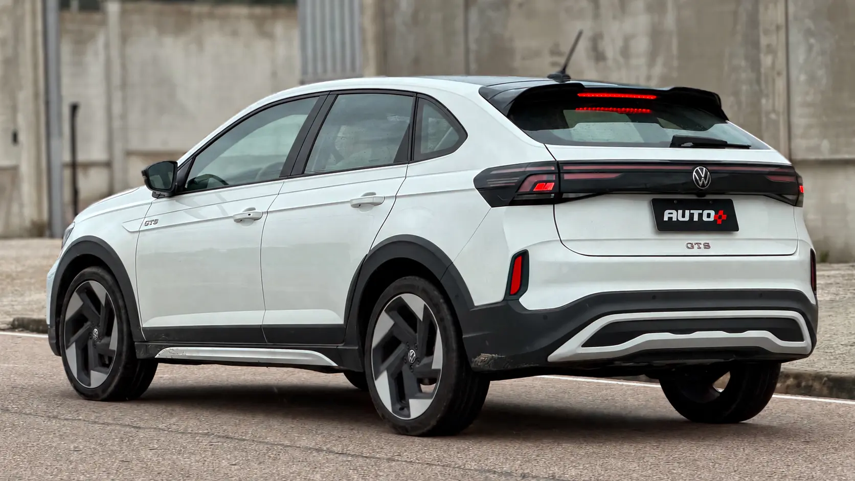 Volkswagen Nivus GTS branco em movimento para avaliação