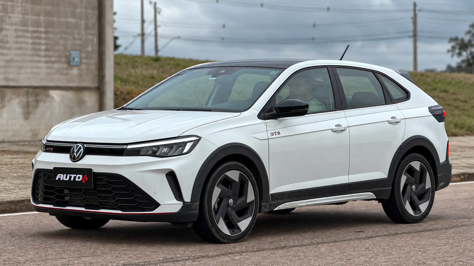 Volkswagen Nivus GTS branco em movimento para avaliação