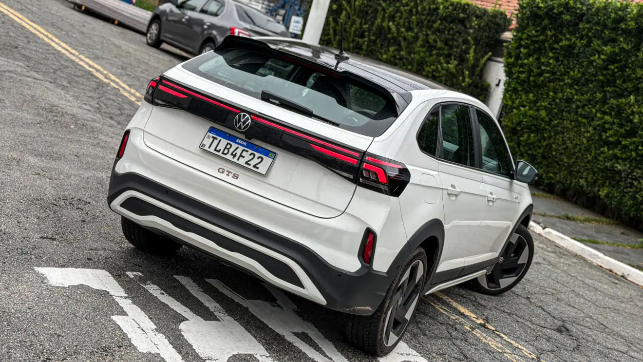Volkswagen Nivus GTS branco estático na rua para avaliação