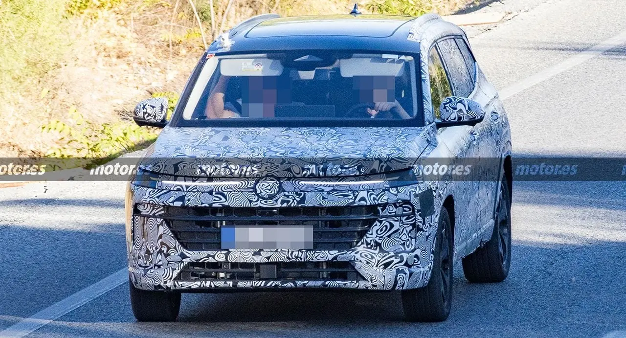 Volkswagen Taos 2028 camuflado de frente