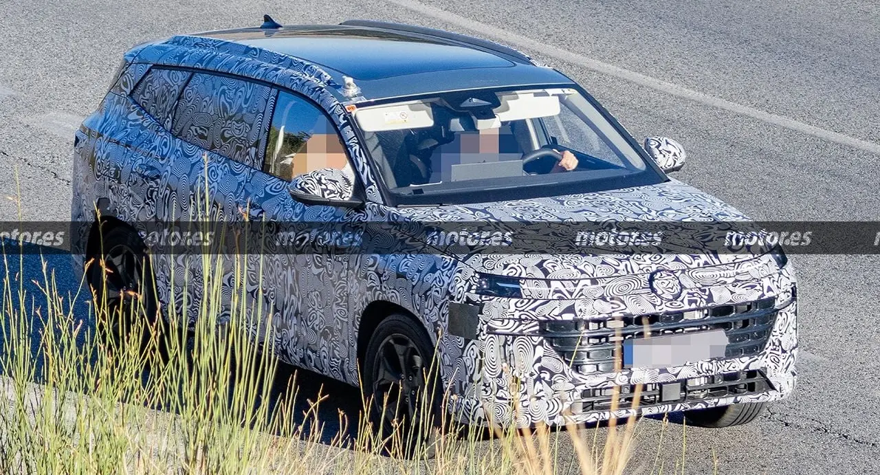 VW Taos 2028 camuflado andando na estrada