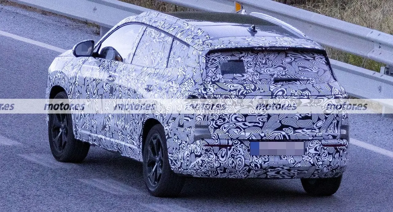 VW Taos 2028 camuflado de traseira andando na estrada