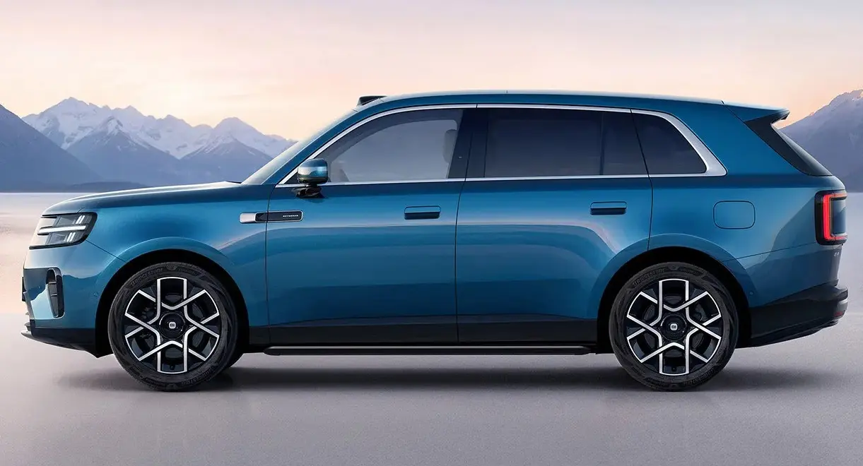 SUV Xiaomi Skynomad N70 azul parado de lateral