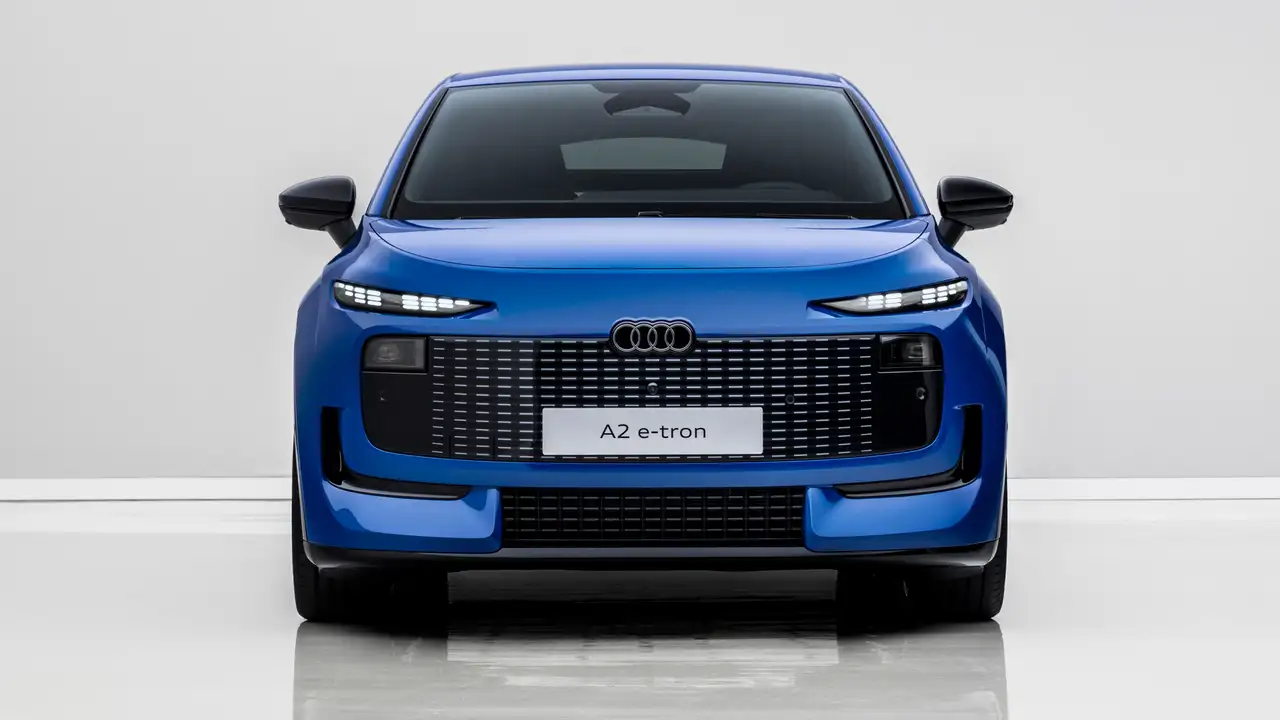 Audi Q2 e-tron azul estático com fundo branco