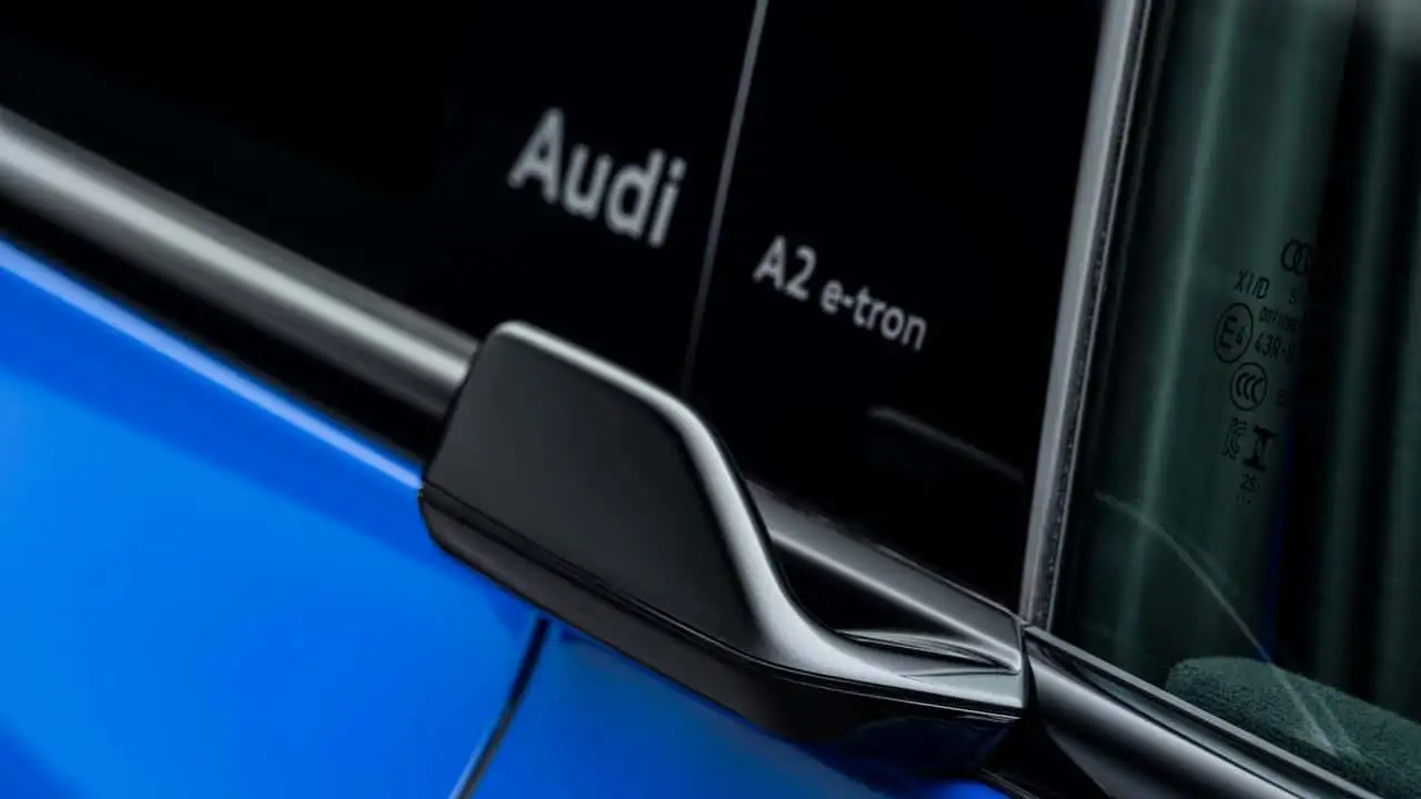 Audi Q2 e-tron azul estático com fundo branco