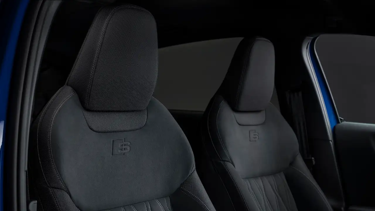 Audi Q2 e-tron interior em estúdio com fundo branco
