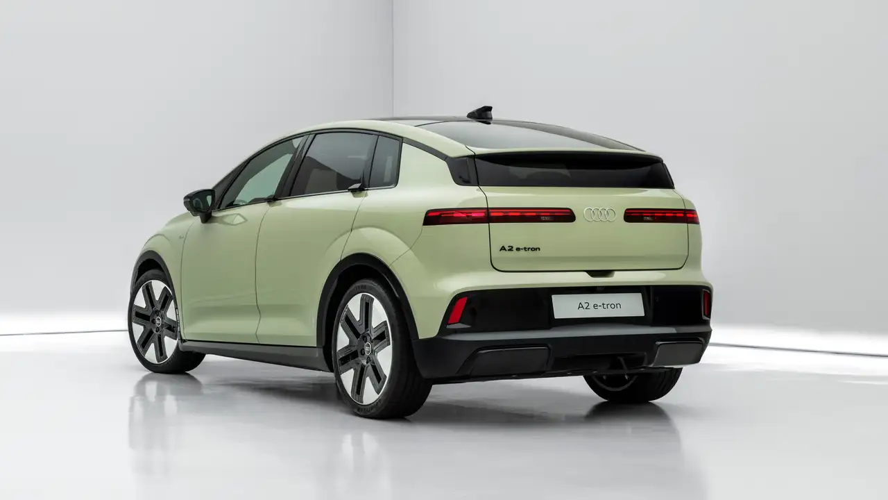 Audi Q2 e-tron verde estático com fundo branco