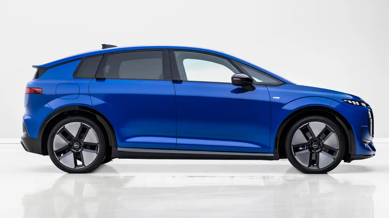 Audi Q2 e-tron azul estático com fundo branco