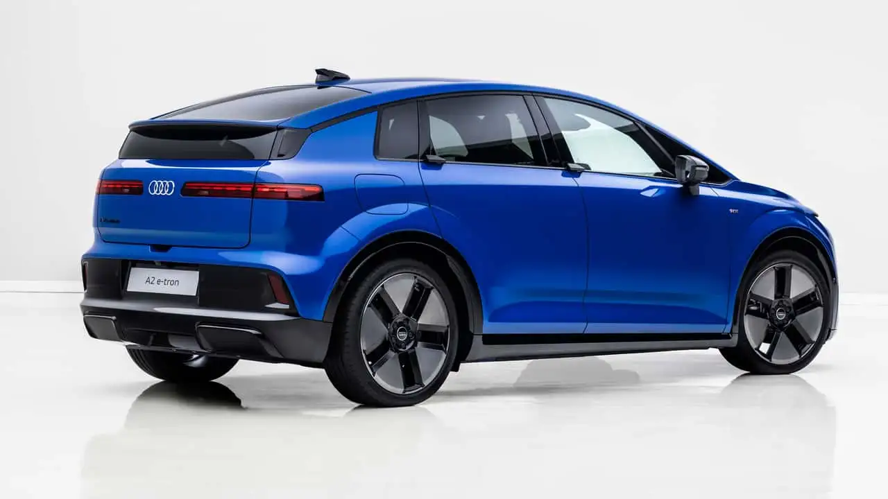 Audi Q2 e-tron azul estático com fundo branco