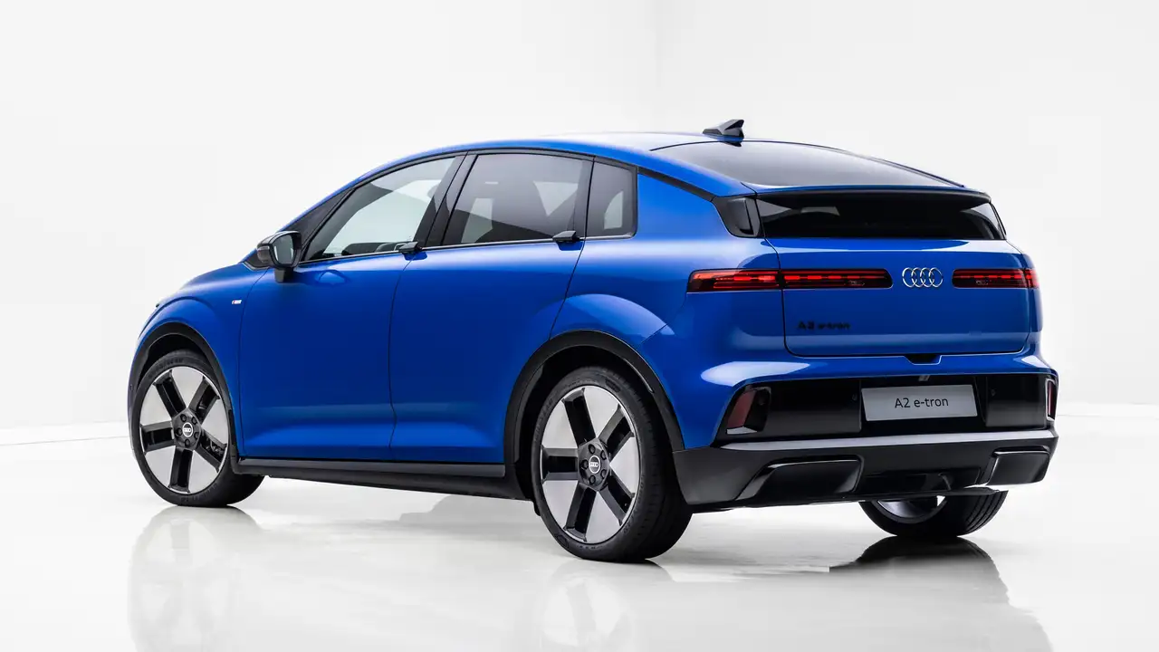 Audi Q2 e-tron azul estático com fundo branco